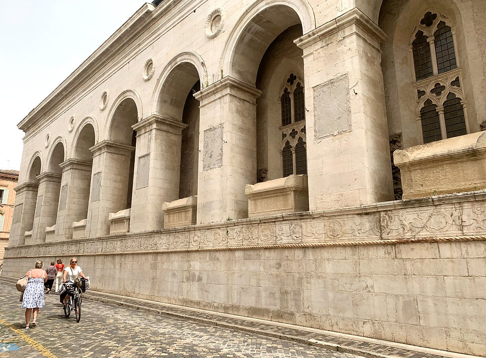 Facciata laterale del Duomo di Rimini