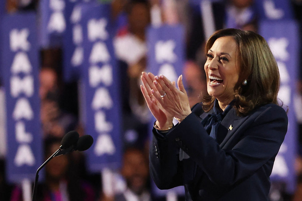 Democratic presidential nominee and U.S. Vice President Kamala Harris applauds on Day 4 of the Democratic National Convention (DNC) at the United Center in Chicago, Illinois, U.S., August 22, 2024. /Brendan Mcdermid