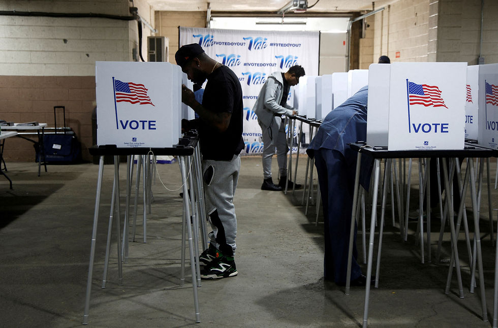 Voters fill out their ballots for the presidential election during early voting ahead of the polls closing November 5 at the Detroit Elections Office in Detroit, Michigan, U.S. October 28, 2024. /Rebecca Cook