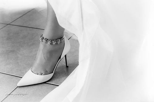 Détails préparatifs mariage- chaussure et dentelle de la mariée - photographe 77