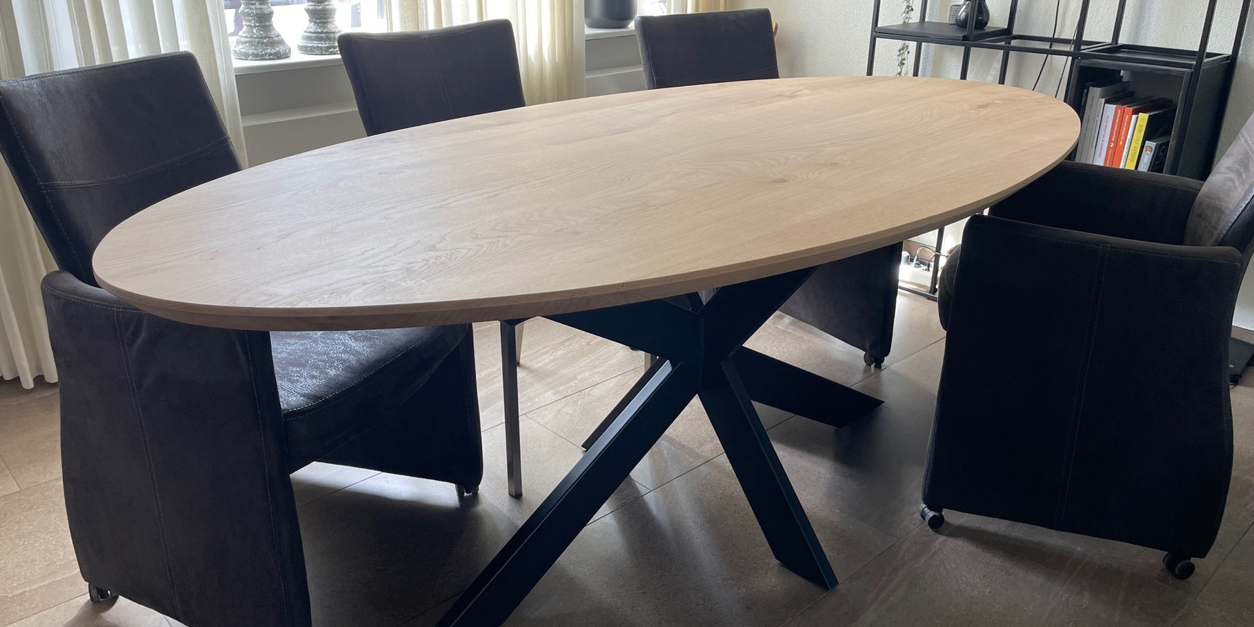 Ovale massief eiken tafel met zwarte matrixpoot