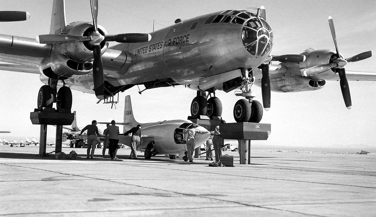 Bell_X-1-3_being_mated_with_the_motherpl