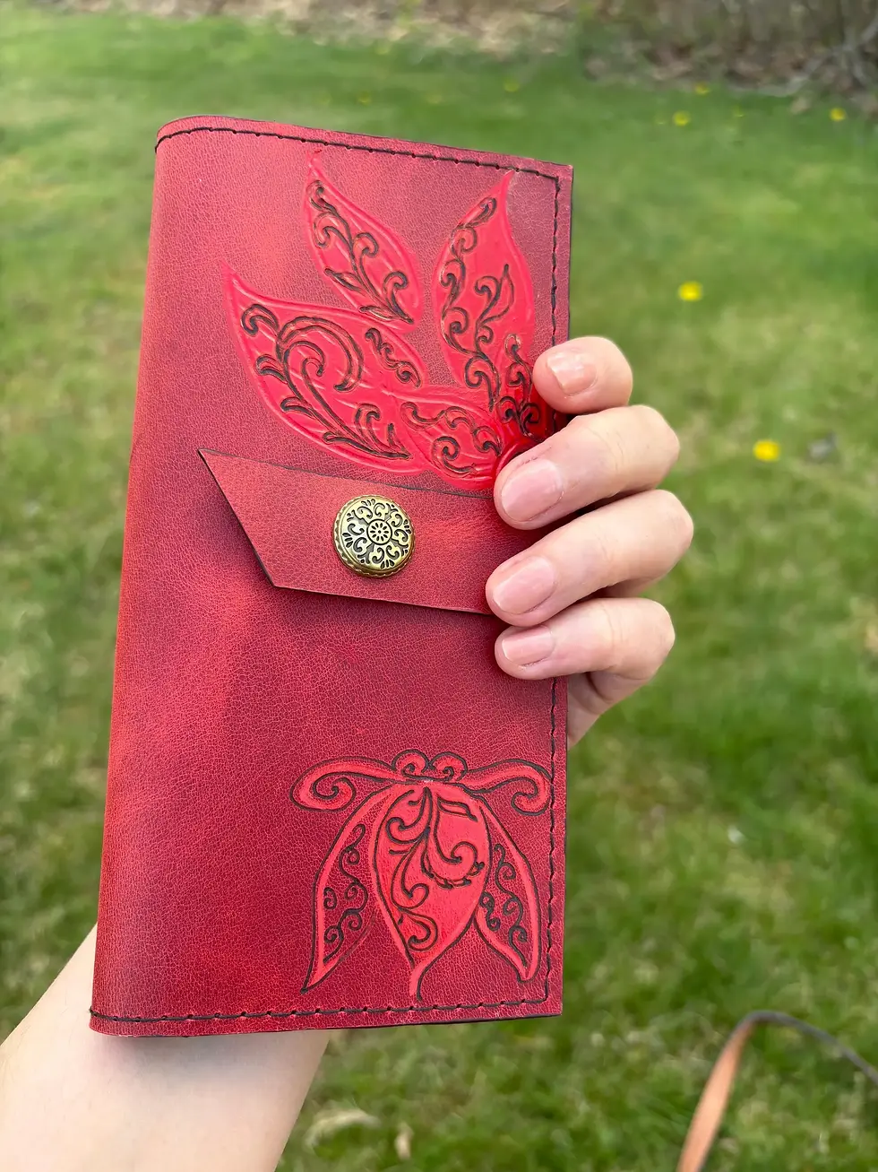 Red filigree ornaments designed bifold cowhide leather wallet for woman,