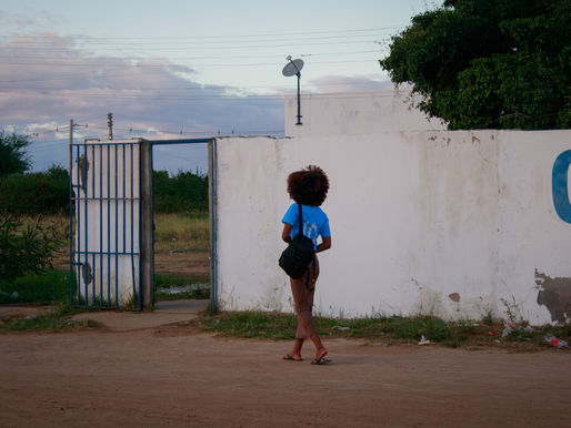 Andréa de Deus Santos em frente ao Colégio Estadual do Campo Olavo Ferreira Neto, onde cursou o ensino médio- Foto: Alexandre Santos