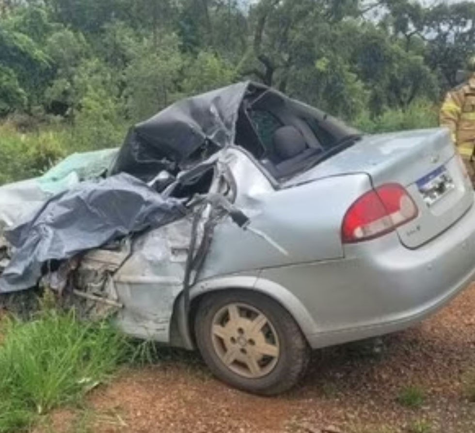Colisão frontal entre carro e carreta deixa dois mortos na MGC-452, em Perdizes
