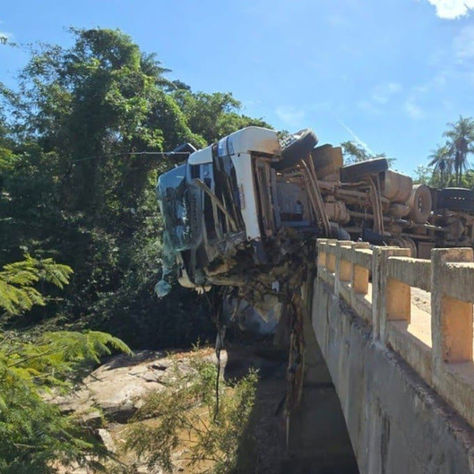 Caminhão tomba sobre ponte, motorista é arremessado em rio e BR-146 é interditada em Araxá