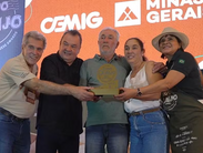 Brasil conquista o inédito "Super Ouro" na ExpoQueijo 2025 com joia mineira