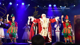 FestNatal Araxá 2025 começa com chegada do Papai Noel e programação gratuita até 21 de dezembro