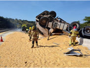 Carreta tomba e fica pendurada em ponte na BR-050 em Uberlândia