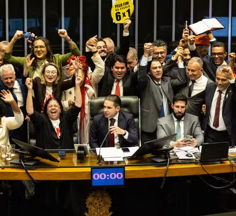 Câmara aprova PEC que extingue a escala 6x1 e reduz jornada de trabalho; proposta segue para o Senado