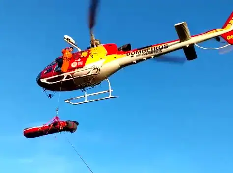 Piloto de paraglider é resgatado após sofrer queda de 50 metros em Araxá