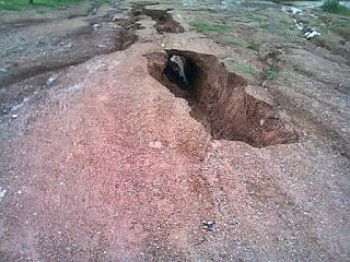 Tubulação de água pluvial rompe no bairro Risoleta Neves