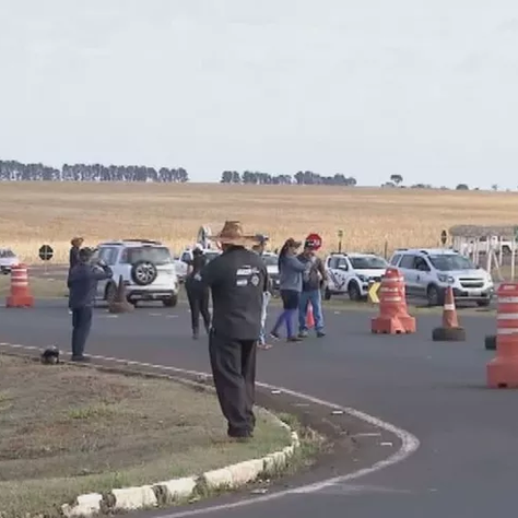 Manifestantes protestam contra más condições da rodovia 452, em Uberlândia