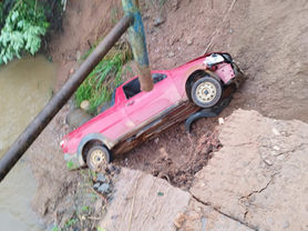 Caminhonete cai em cratera após cabeceira de ponte desmoronar em Ibiá