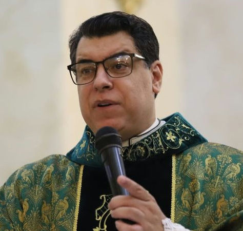 Padre de Minas viraliza ao revelar que aconselhou noiva a adiar casamento após identificar sinais de alerta no relacionamento