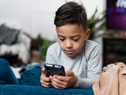 Celulares na infância: Estudo revela impactos preocupantes na saúde mental de jovens