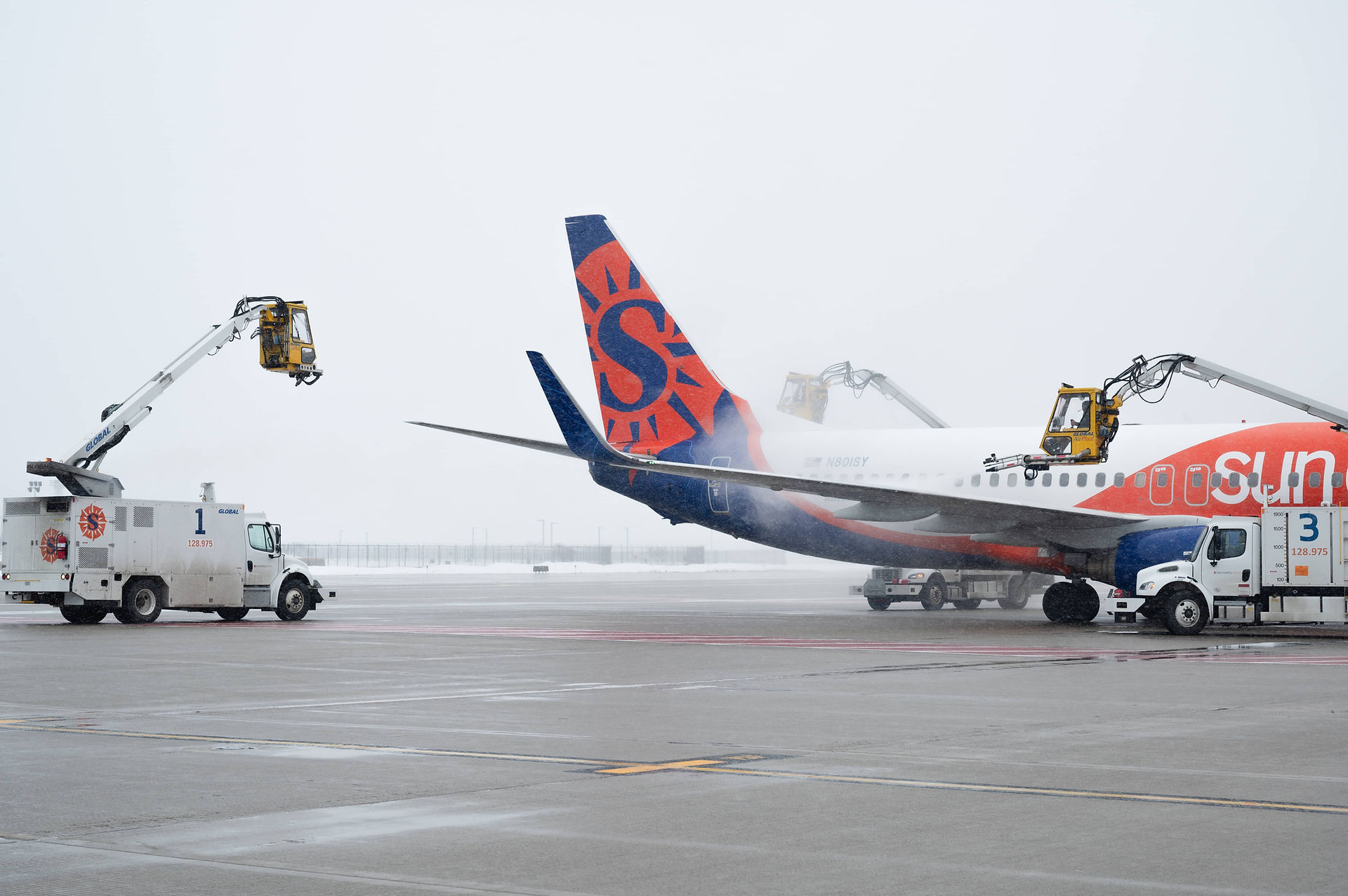 Sun Country Airlines plane deicing