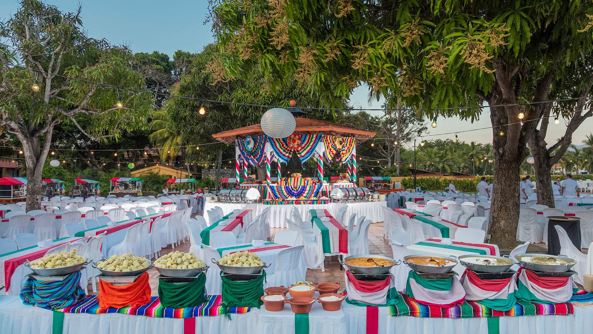 Holiday Inn Ixtapa dinner spread 