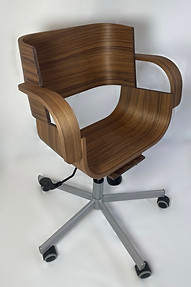 Stuhl_schräg - bearbeitet.jpeg