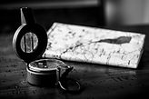 Compas et carte_noir et blanc.jpg