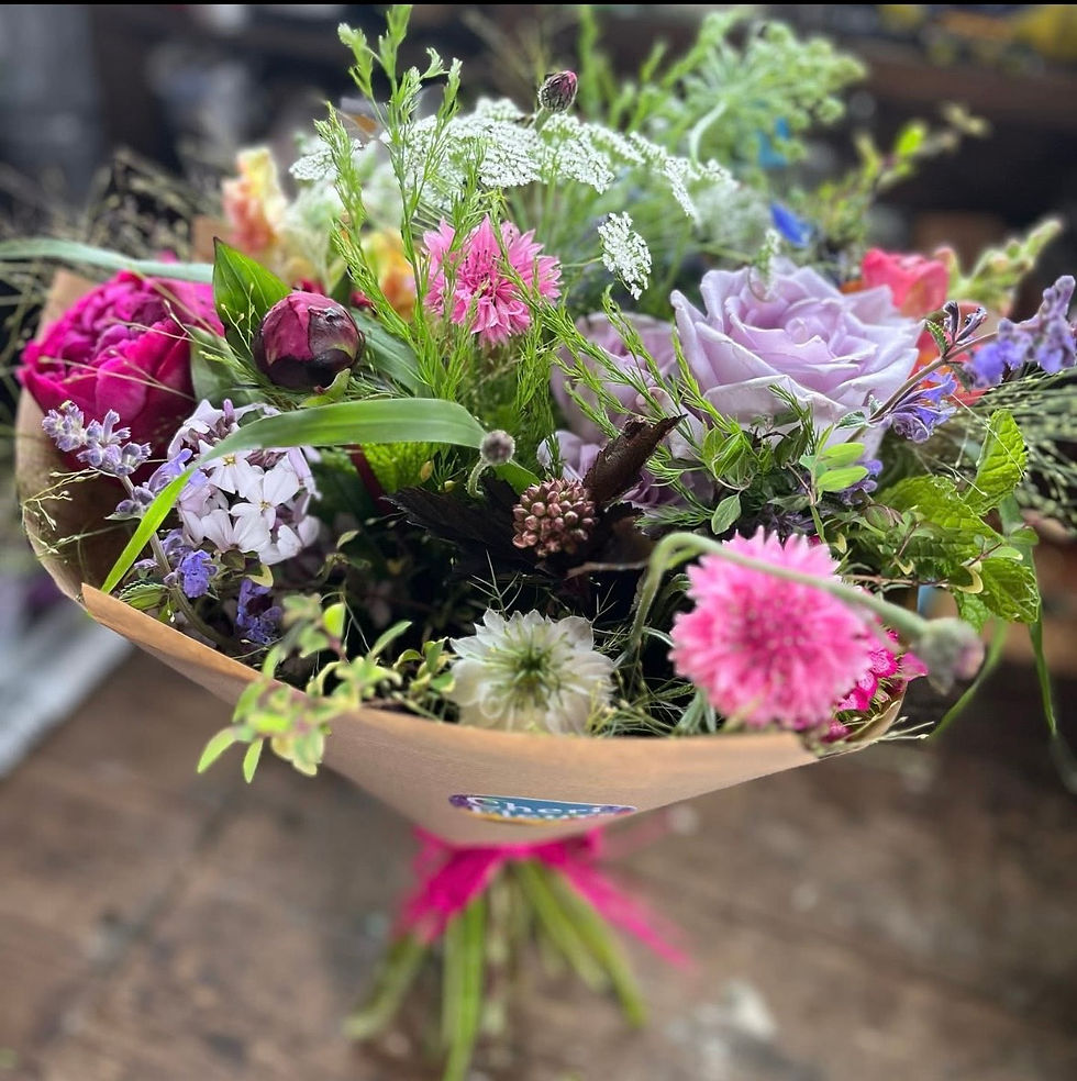 Thumbnail: Hand Tied Bouquet with open stems