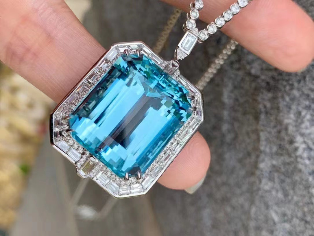 Santa Maria Aquamarine Pendant 28.7ct 