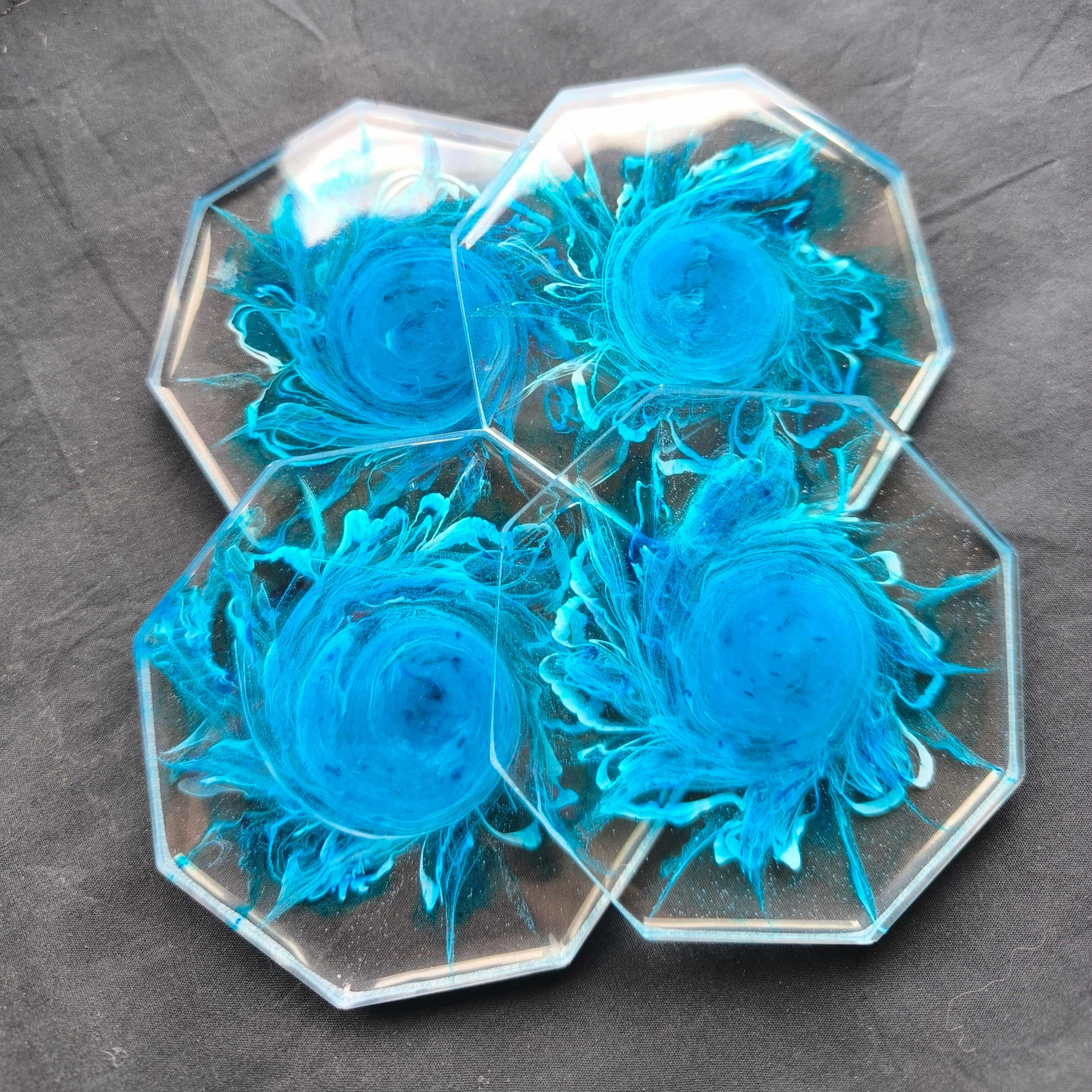 Sous-verre avec un motif floral abstrait bleu mystique