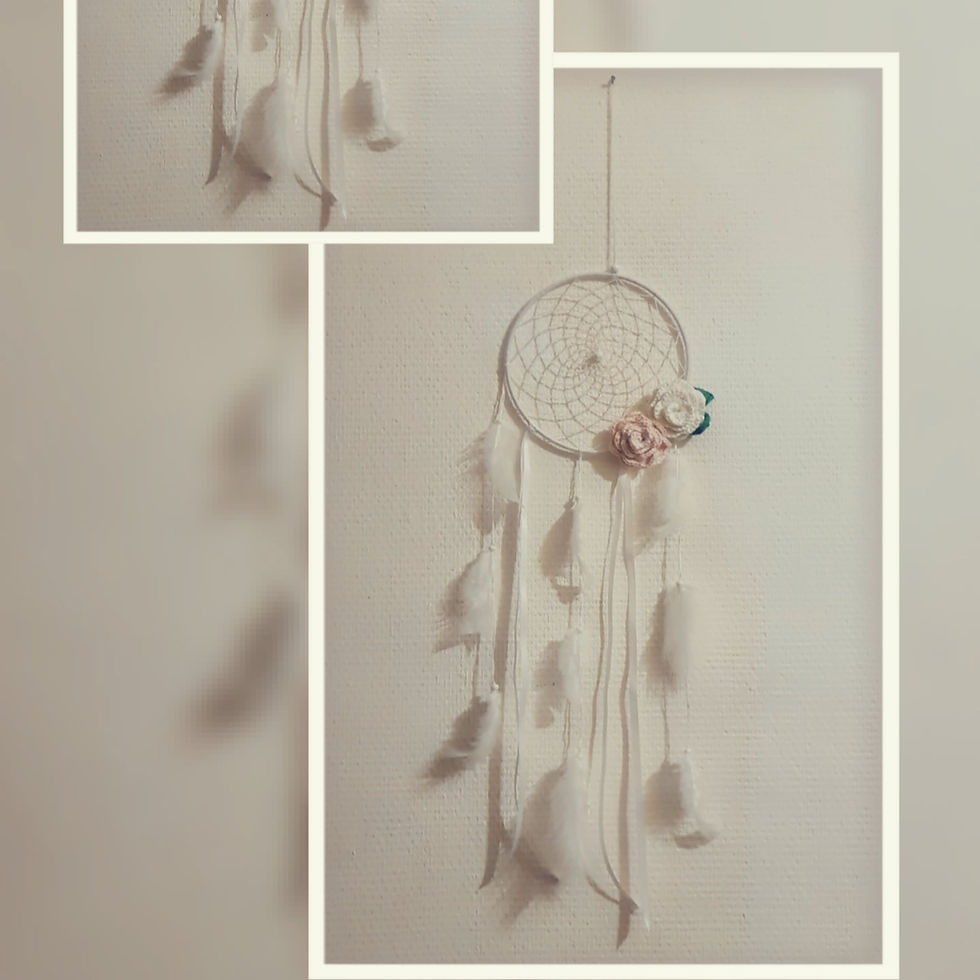 Attrappe-rêve de 15cm de diamètre blanc avec des fleur crocheté à la main