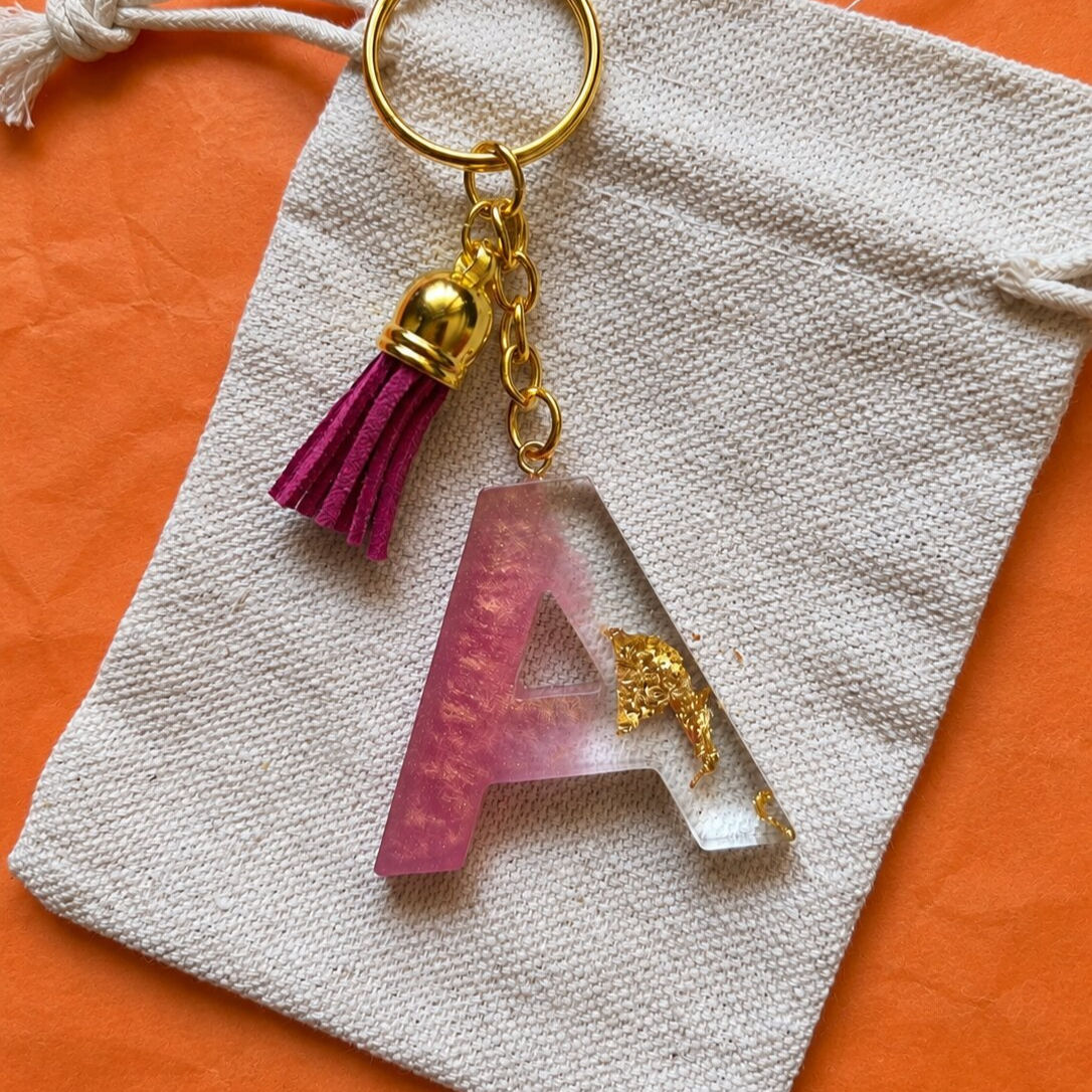 Porte-clés lettre A en résine personnalisable avec prénom rose et or