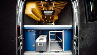 Heckansicht Camper mit Stauraum, Kühlbox, Heckauszug und Akustikdecke