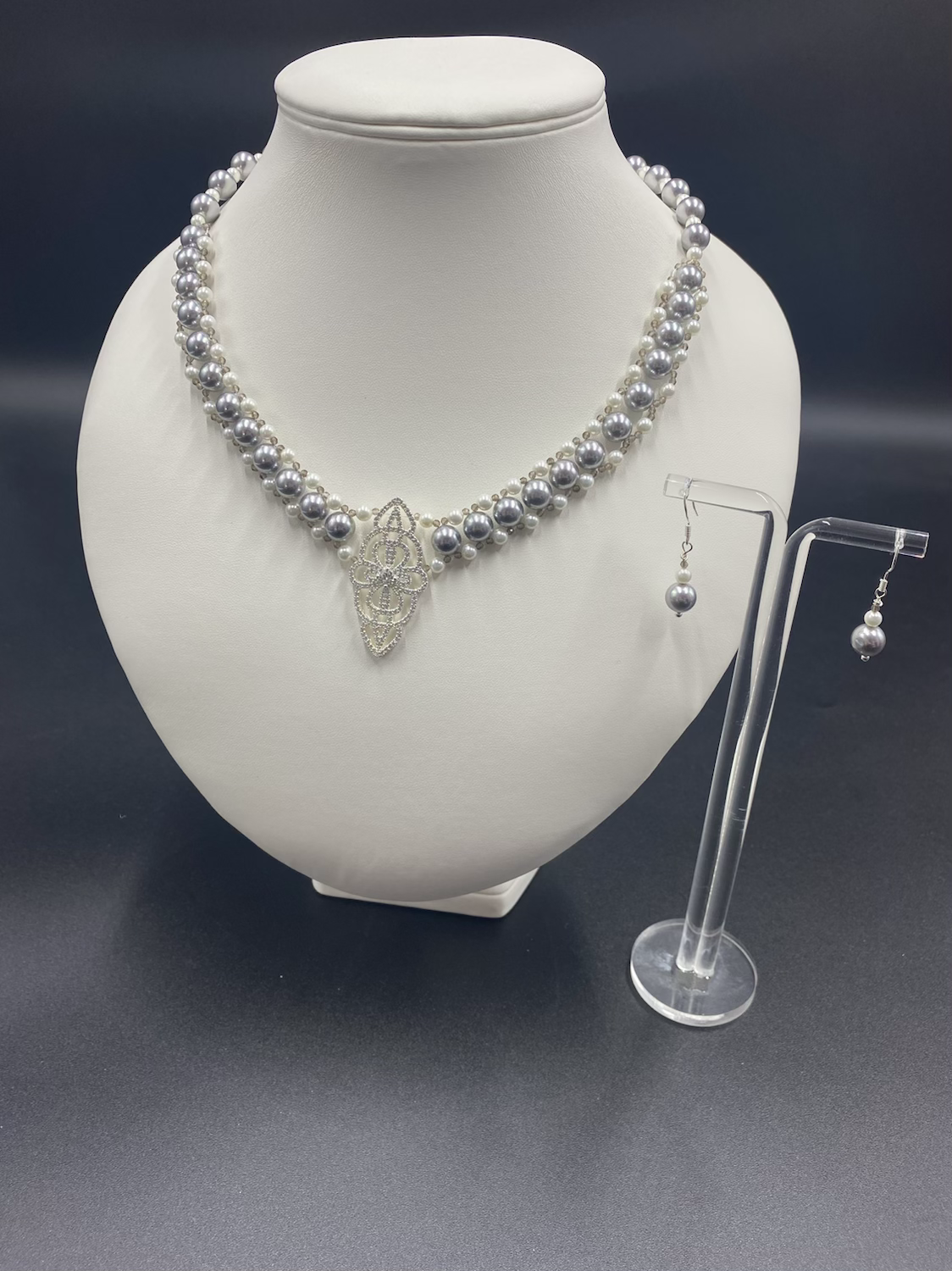 A Beautiful Shell Pear Necklace & Earrings