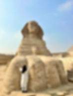 スフィンクスの足元に佇む寺澤さん