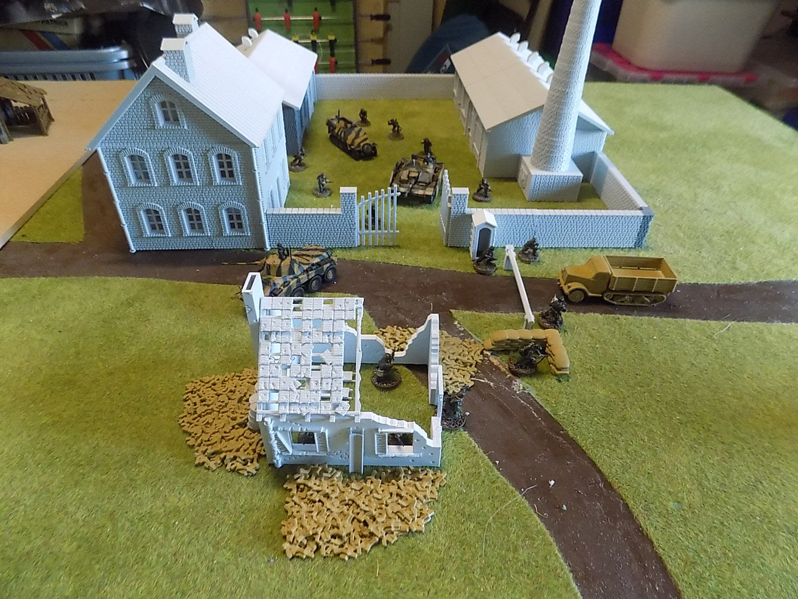 Grande cheminée usine WWII seule