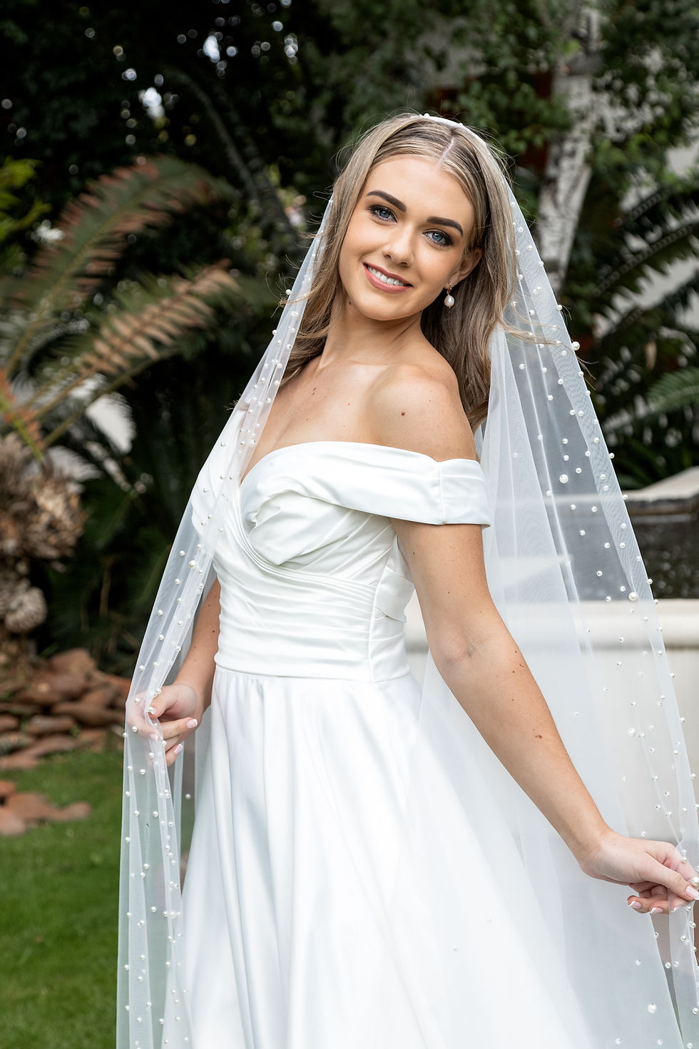 Bridal veil with built-in comb and pearl detail