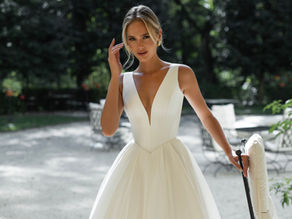Simonetta Wedding Dress: Timeless Elegance with a Modern Edge