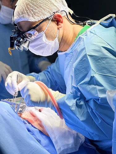 Foto profissional do Dr. Igor Granito realizando uma cirurgia