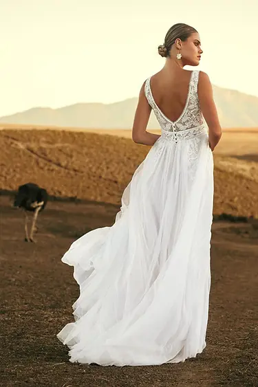 Modernweddingdress_detachablebowsontheshoulder_Noahback.webp
