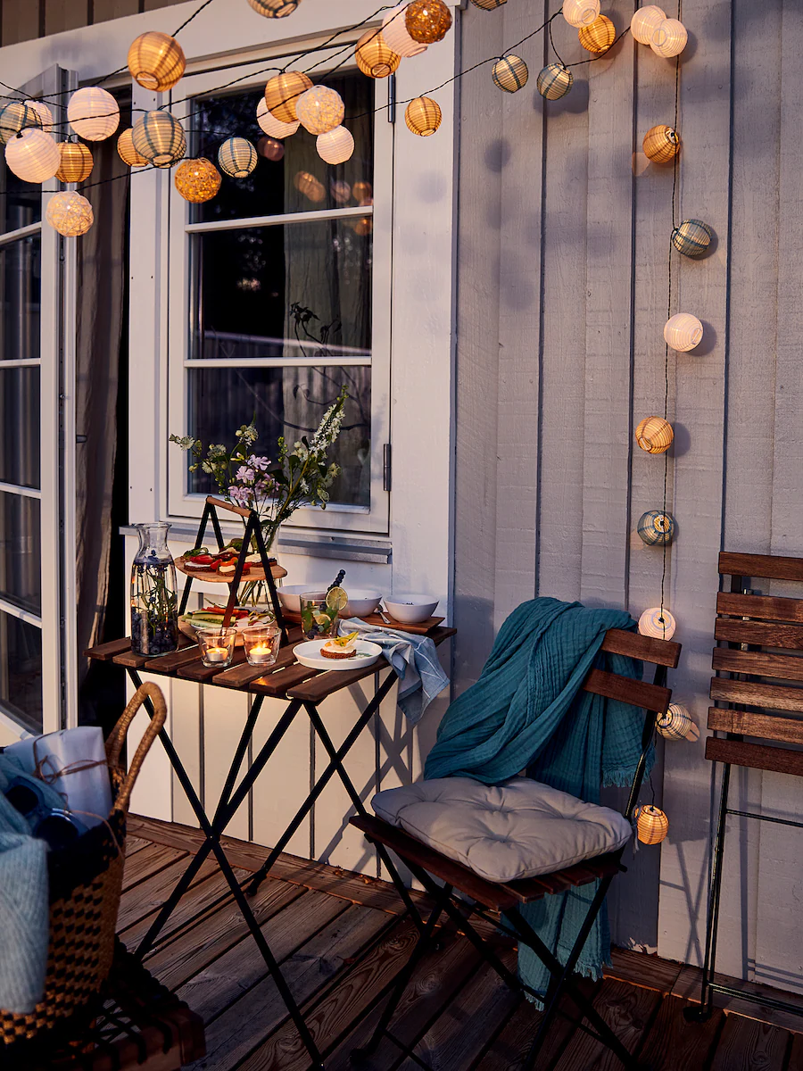 Petite table pliante ikéa sur une balon style bohème