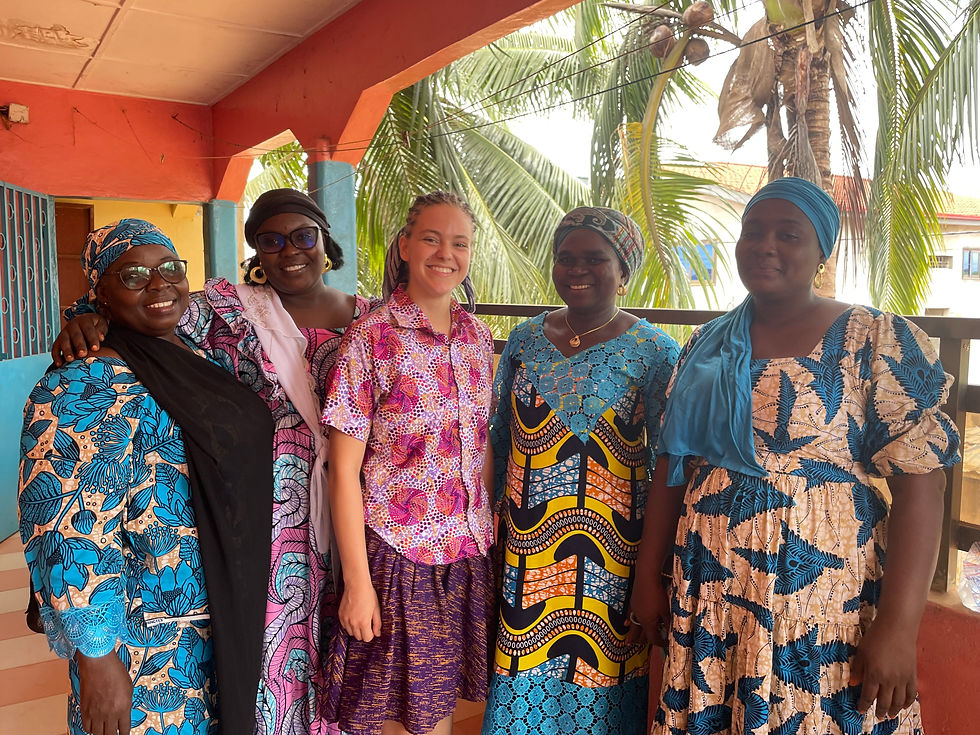Mein Überraschungsbesuch - v.l.n.r. Maman Larba, Maman Wassila, ich, Maman Directrice, Maman Mariama