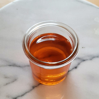 Das leuchtend orangefarbene Hagebuttenöl wirkt hautregerneierend.