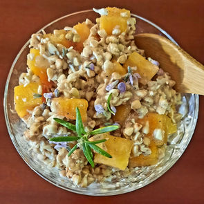 Vitalkost-Frühstück mit Buchweizenkeimlingen und Kaki.