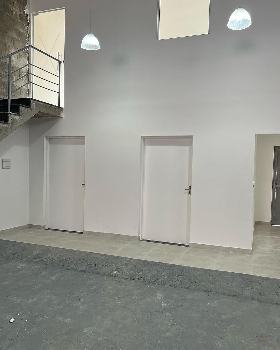 Espaço vago e banheiro