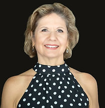 Dra. Olivia Ramos, mulher branca, cabelos loiro, sorridente e usa blusa preta e branca