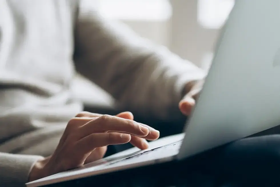 Profesional trabajando en optimización SEO desde laptop analizando estrategia digital