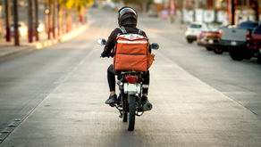 Motorista de servicio delivery recorre las calles de Guatemala para entregar un pedido, representando el crecimiento del comercio digital.