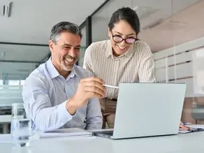 Empresarios sonrientes navegando por un sitio web