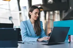 Mujer profesional de marketing digital