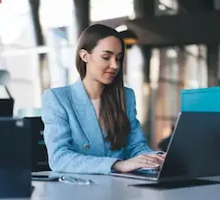 Mujer profesional de marketing digital