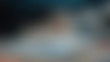 Un brazo humano y un brazo robótico se dan la mano.