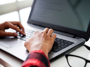 Persona escribiendo contenido evergreen en su blog.